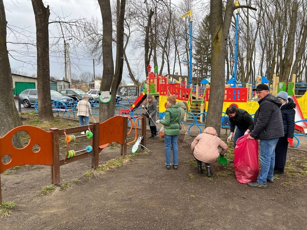 У Коломиї на інклюзивному майданчику наводили лад 1
