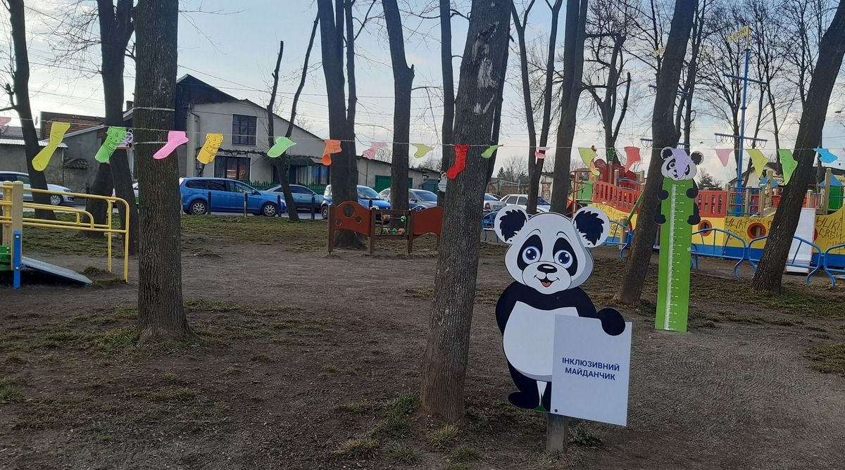 У Коломиї на інклюзивному майданчику наводили лад 3