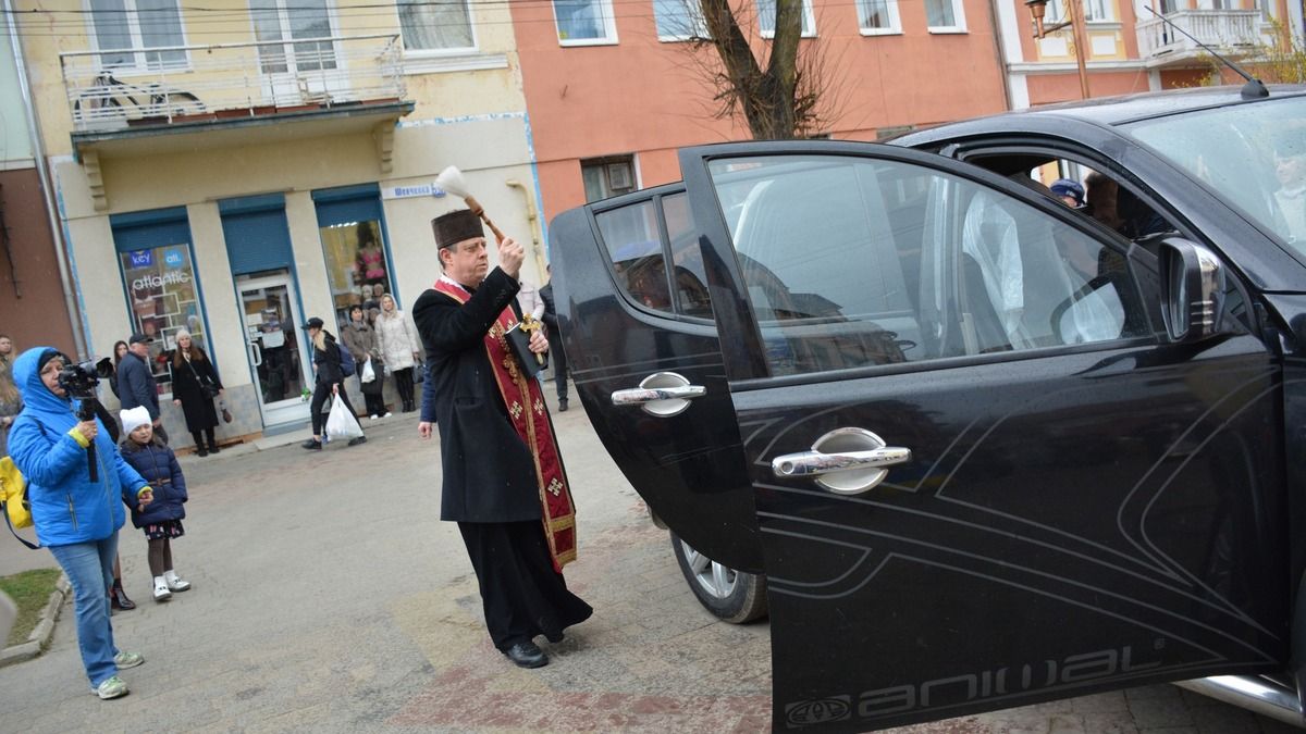 У Надвірній освятили авто для ЗСУ 3