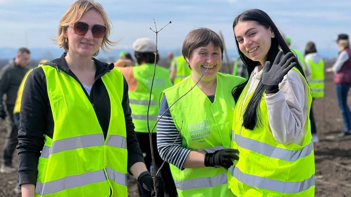 На Коломийщині висадили дерева на лісозахисній смузі 2