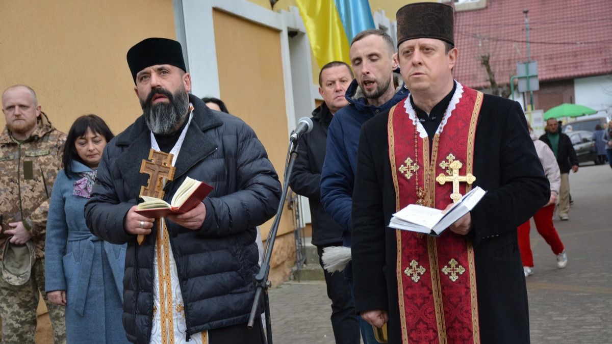 У Надвірній освятили авто для ЗСУ 2