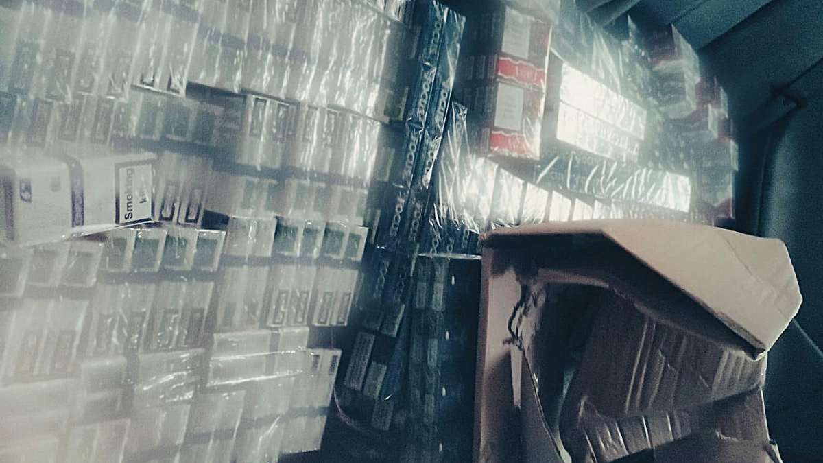 Надвірнянські поліцейські вилучили у чоловіка цигарок на понад 200 тис грн 1