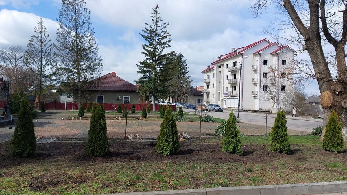 У Городенці облаштували територію біля пам'ятника Героїв Небесної Сотні 1