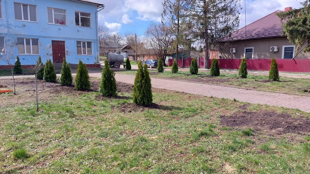 У Городенці облаштували територію біля пам'ятника Героїв Небесної Сотні 2