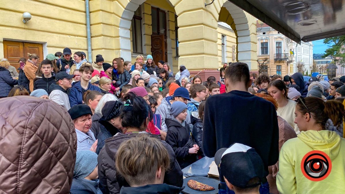 У Коломиї роздавали безкоштовну піцу | фоторепортаж 4