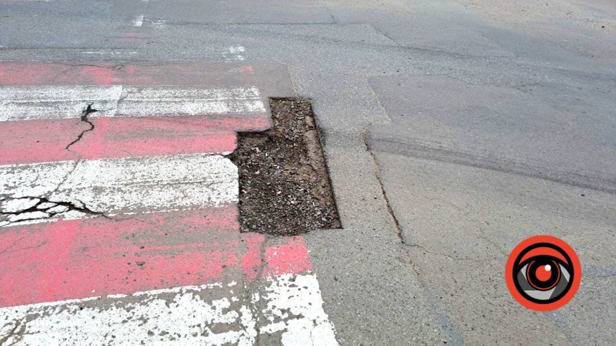 До уваги водіїв: на перехресті Мазепи-Шухевича гостра яма 1