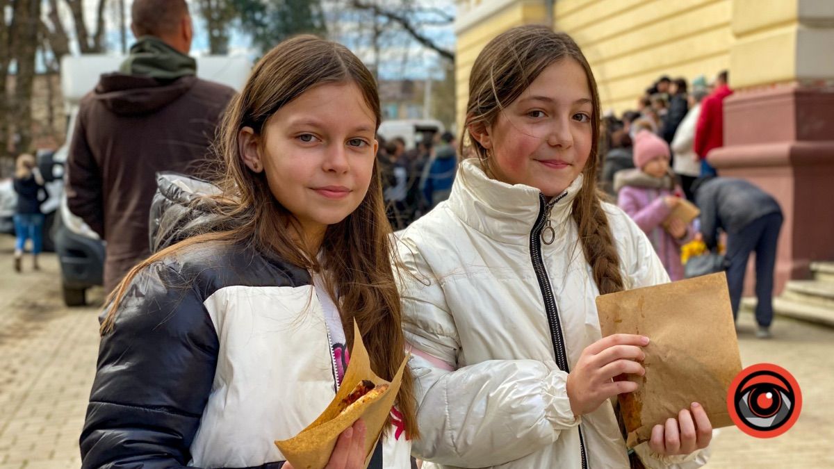 У Коломиї роздавали безкоштовну піцу | фоторепортаж 7