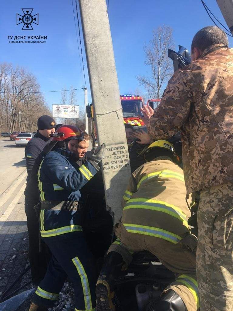 У Надвірній трапилася ДТП за участі двох автівок: є потерпілий 2