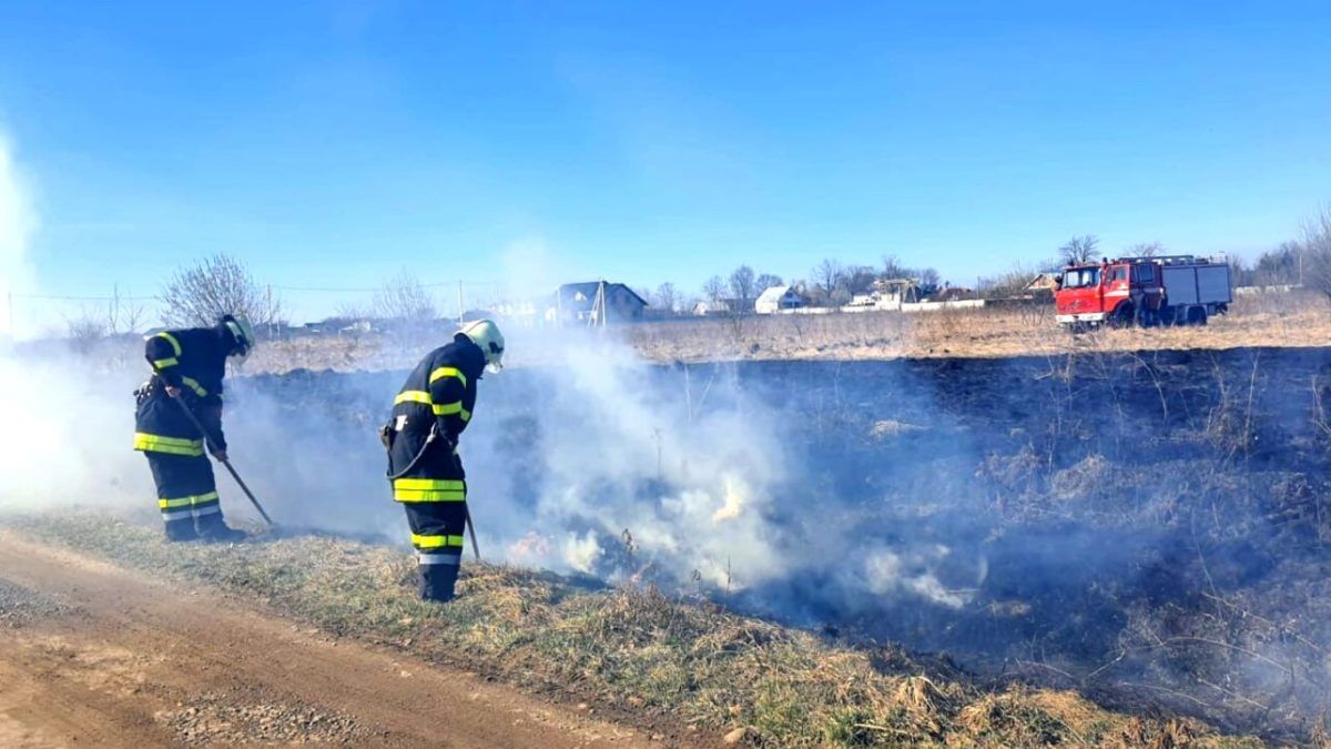 Знову суха трава: у Снятині сталася пожежа 2