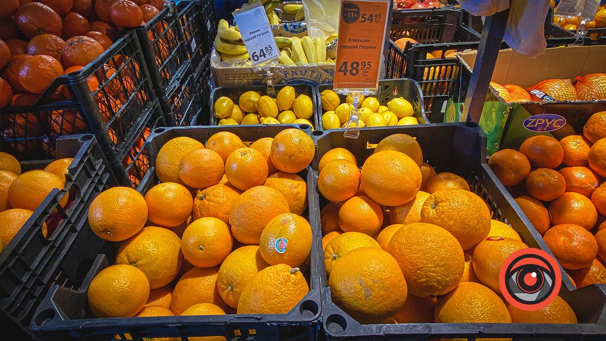 Скільки коштують фрукти та овочі на базарі й супермаркетах Коломиї? 1