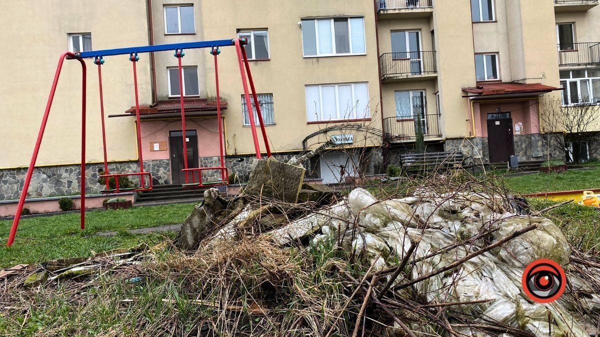 У Коломиї біля басейну тривають роботи: мешканці чекають на новий паркан 1