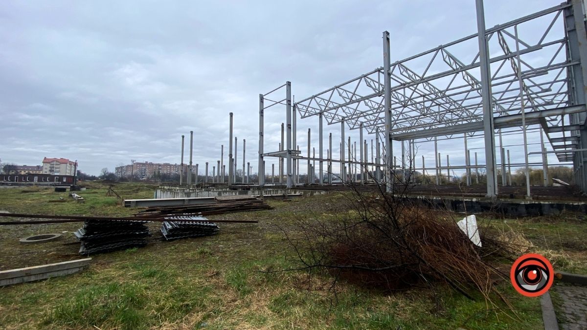 У Коломиї біля басейну тривають роботи: мешканці чекають на новий паркан 8