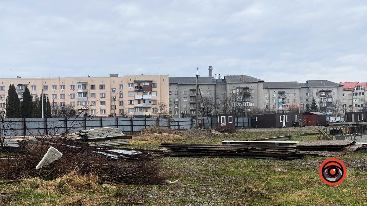 У Коломиї біля басейну тривають роботи: мешканці чекають на новий паркан 6