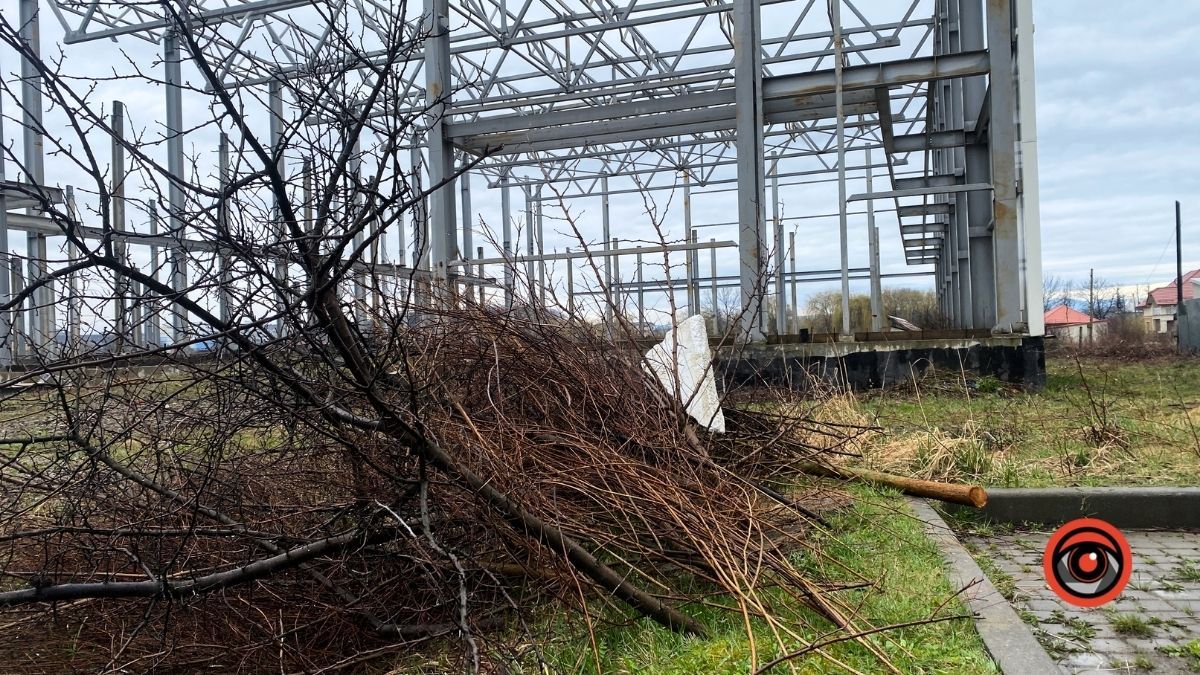 У Коломиї біля басейну тривають роботи: мешканці чекають на новий паркан 4