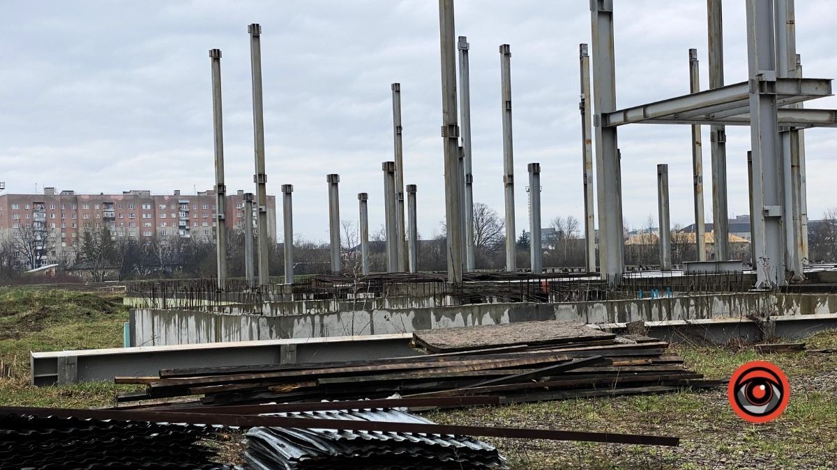 У Коломиї біля басейну тривають роботи: мешканці чекають на новий паркан 3