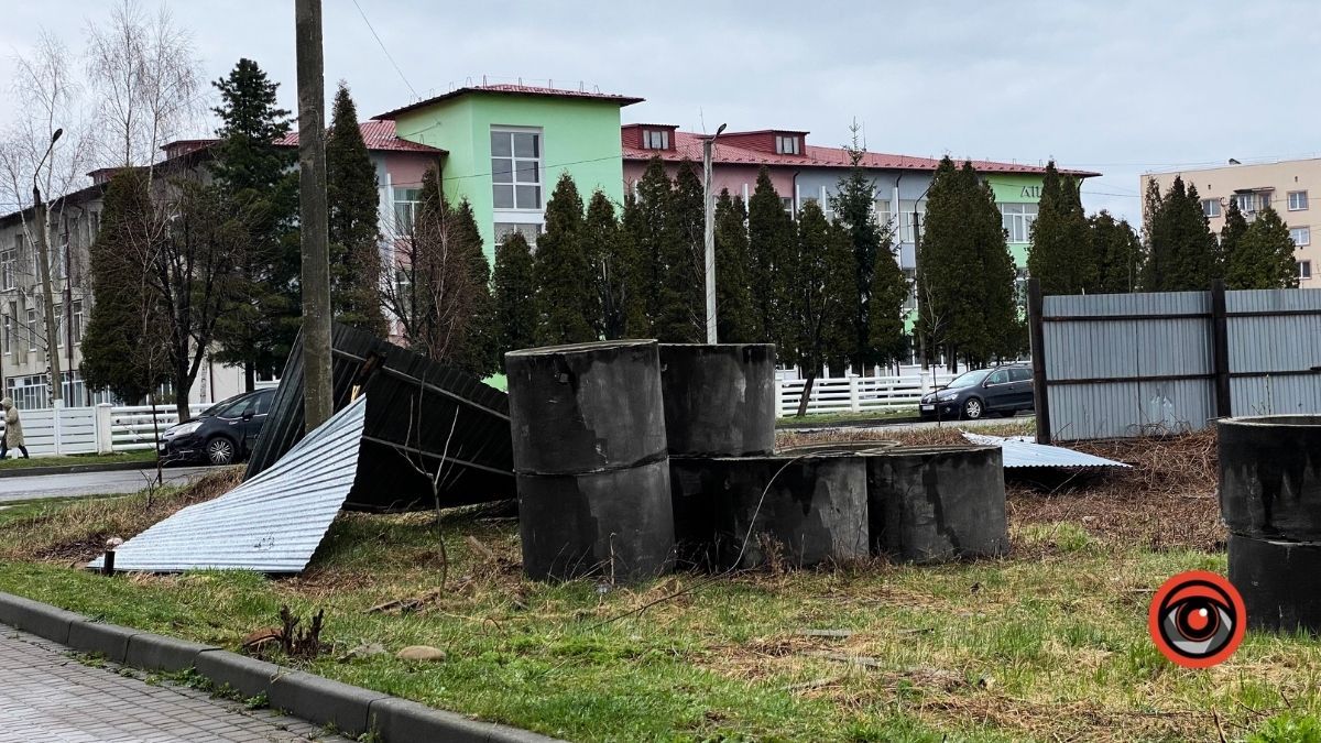 У Коломиї біля басейну тривають роботи: мешканці чекають на новий паркан 2