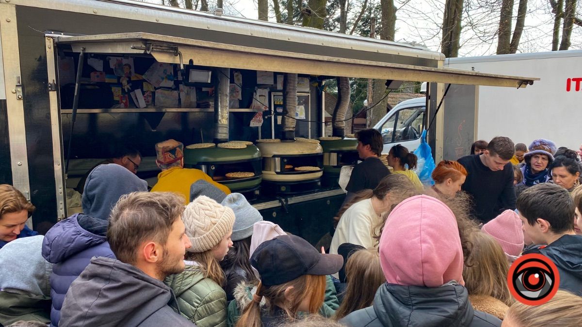 У Коломиї роздавали безкоштовну піцу | фоторепортаж 8