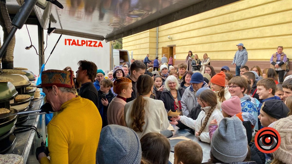 У Коломиї роздавали безкоштовну піцу | фоторепортаж 3