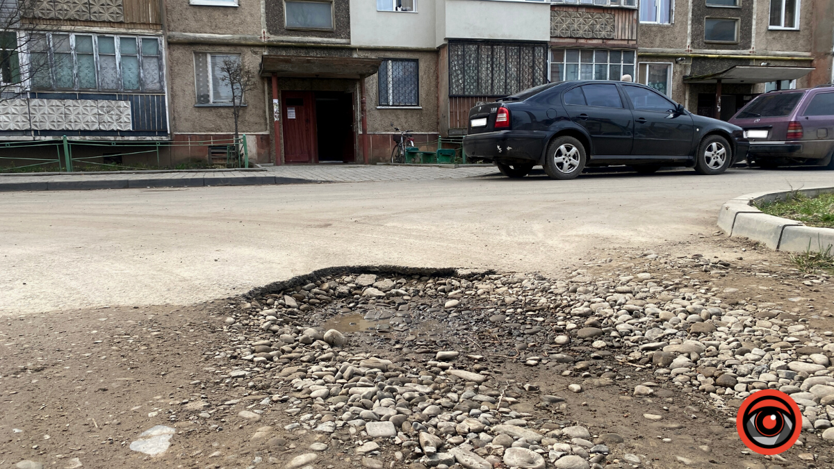 Потрібен ремонт: як виглядає один із заїздів на вулиці Стефаника 6