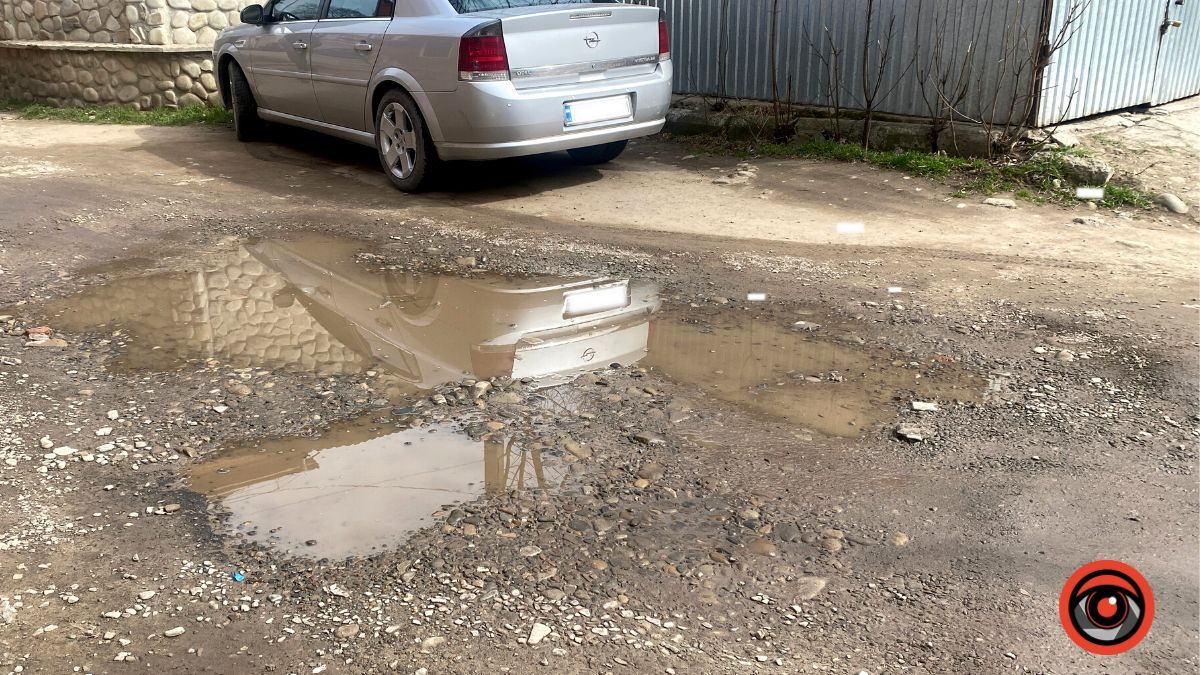 Потрібен ремонт: як виглядає один із заїздів на вулиці Стефаника