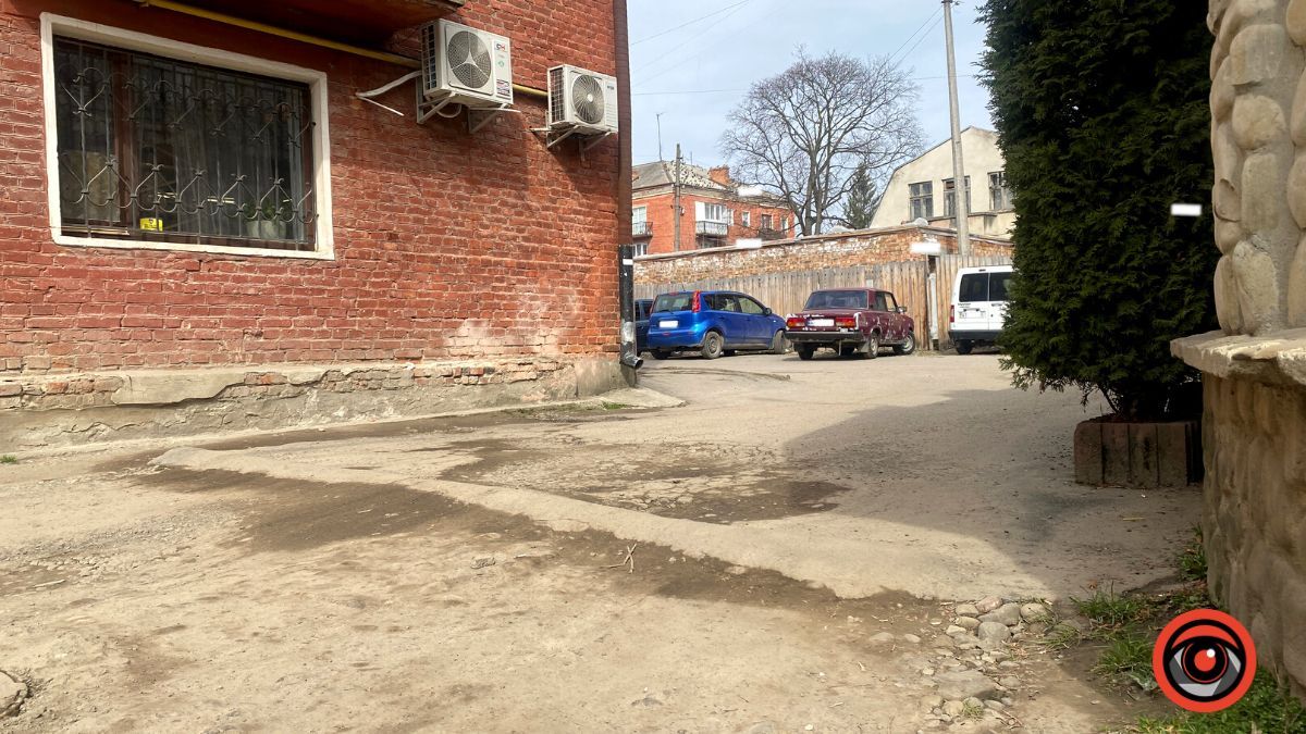Потрібен ремонт: як виглядає один із заїздів на вулиці Стефаника 2