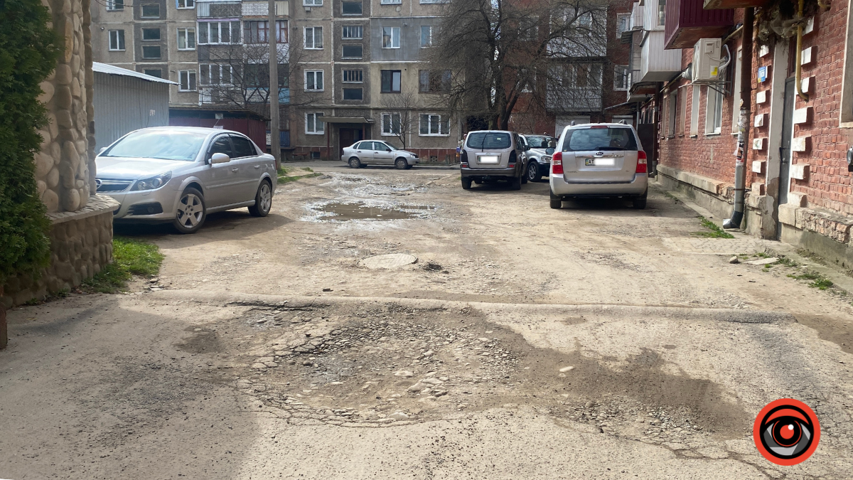 Потрібен ремонт: як виглядає один із заїздів на вулиці Стефаника 3