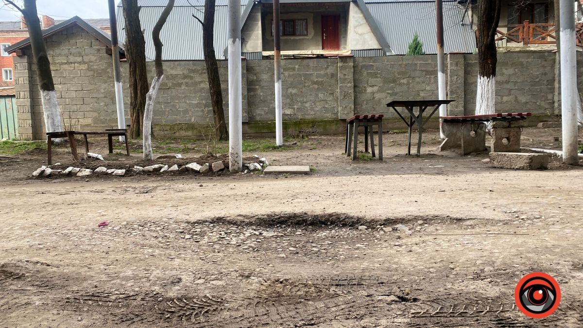 Міжбудинковий заїзд на вул. Заньковецької потребує ремонту 3