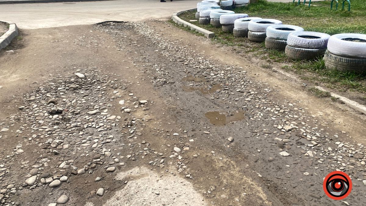 Міжбудинковий заїзд на вул. Заньковецької потребує ремонту 4