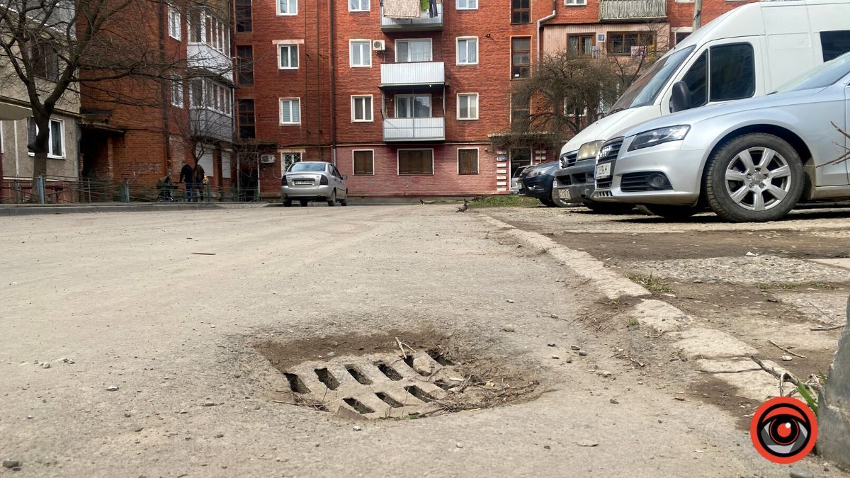 Потрібен ремонт: як виглядає один із заїздів на вулиці Стефаника 5