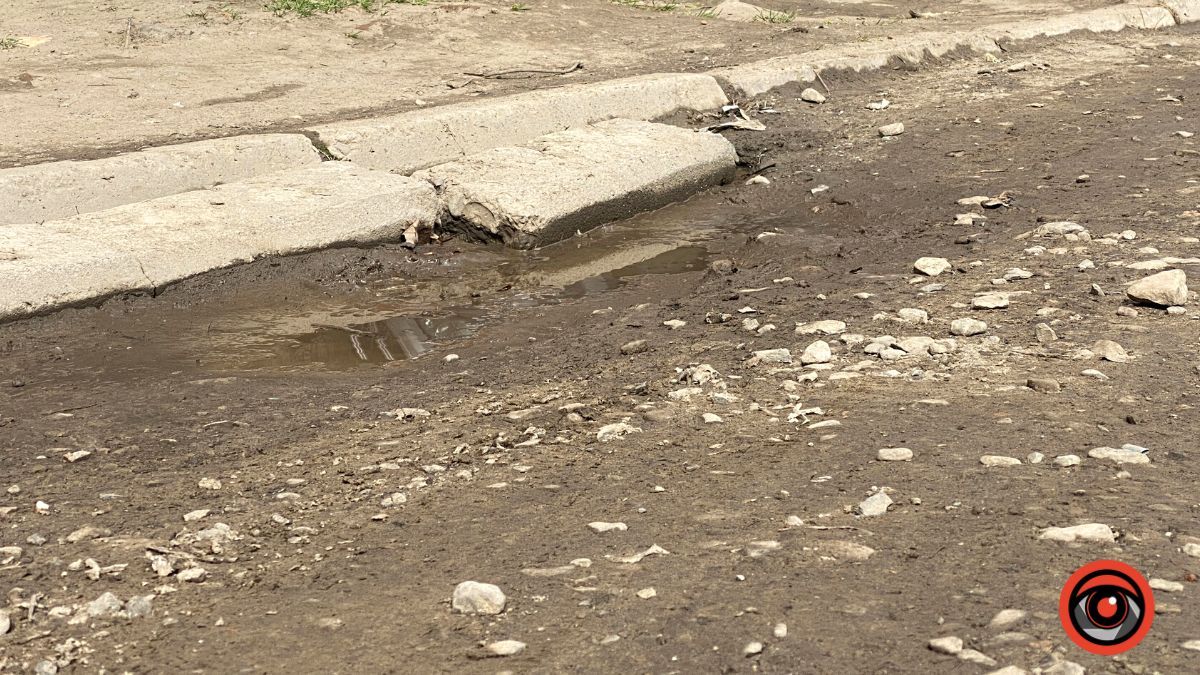 Потрібен ремонт: як виглядає один із заїздів на вулиці Стефаника 1