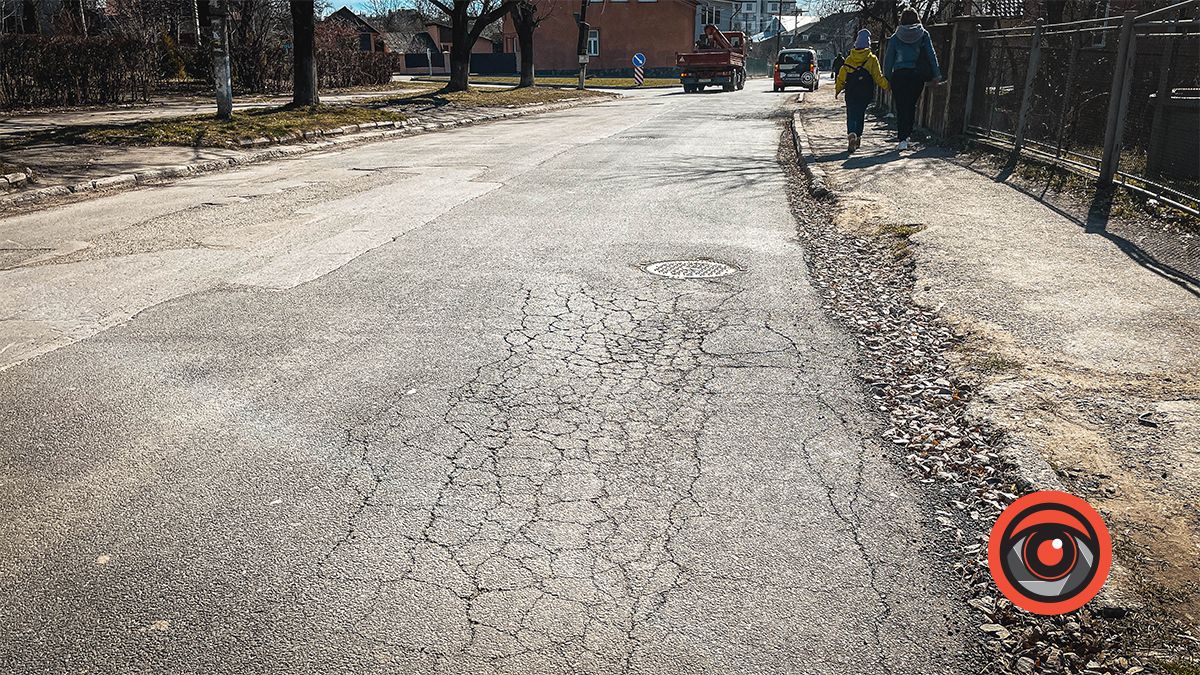 І тут "павутина": на вулиці Довбуша потріскав новий асфальт 2