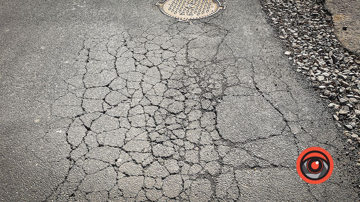 І тут "павутина": на вулиці Довбуша потріскав новий асфальт 1