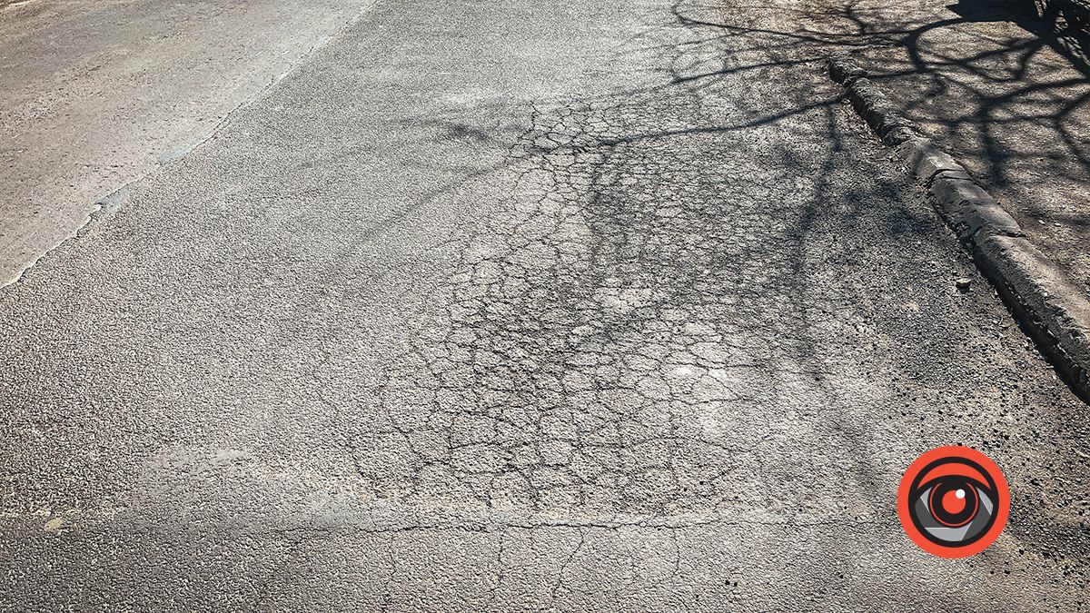 І тут "павутина": на вулиці Довбуша потріскав новий асфальт 3