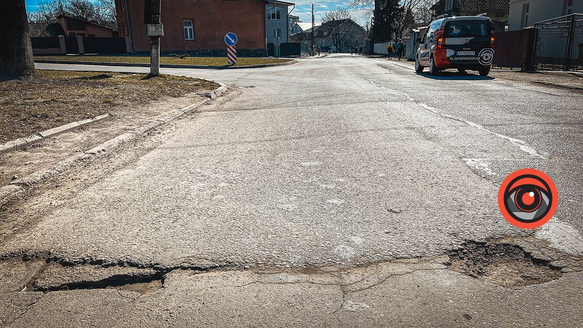 І тут "павутина": на вулиці Довбуша потріскав новий асфальт 4