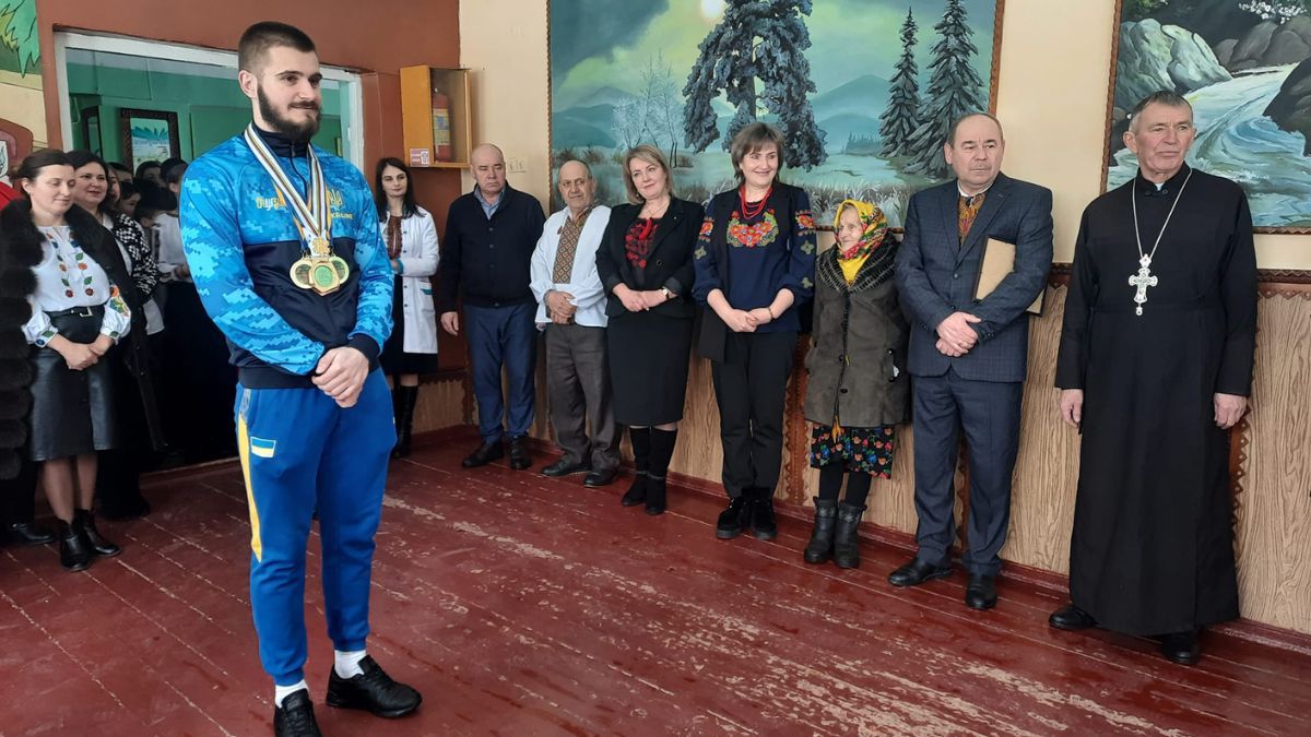 У Верховині відбулася зустріч з Чемпіоном світу зі сноубордингу серед юніорів Михайлом Харуком