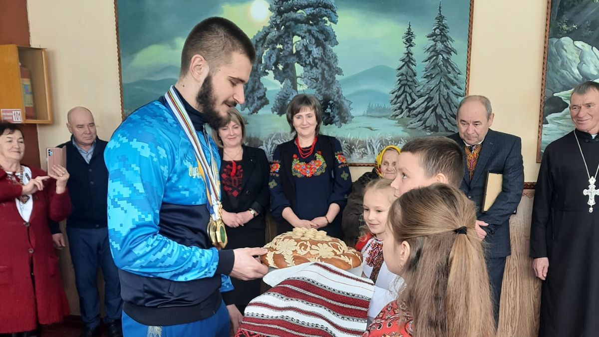 У Верховині відбулася зустріч з Чемпіоном світу зі сноубордингу серед юніорів Михайлом Харуком 1