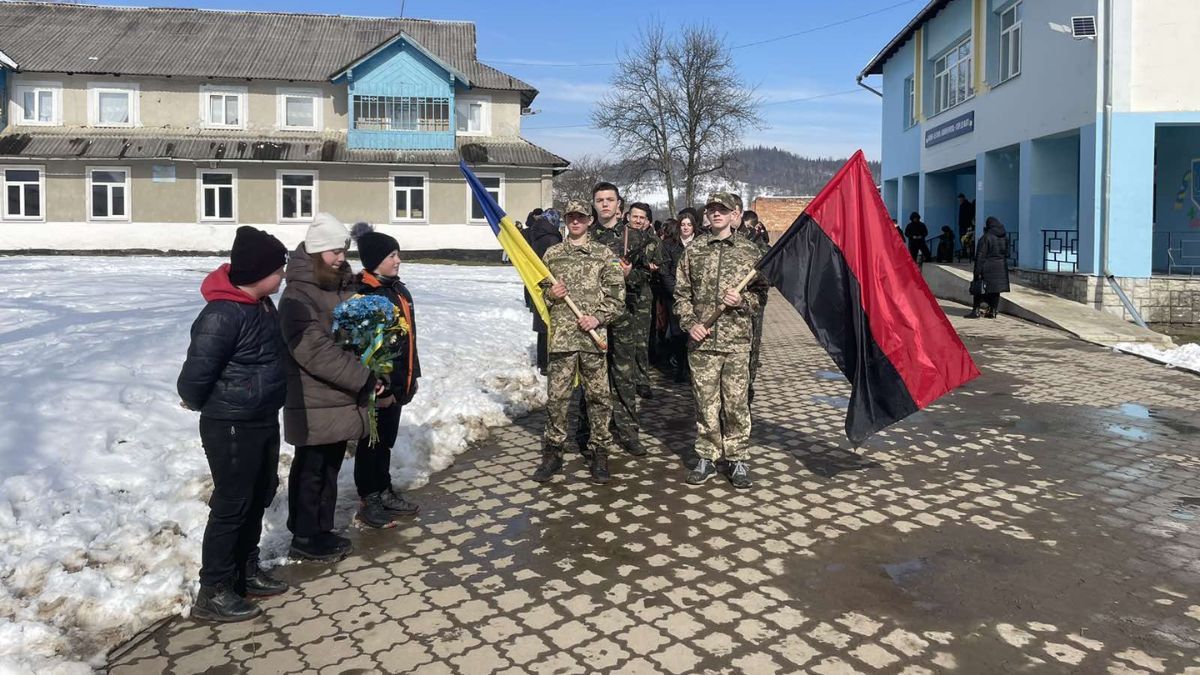 Меморіальну дошку на честь Героя Богдана Книшука відкрили у Космачі 4