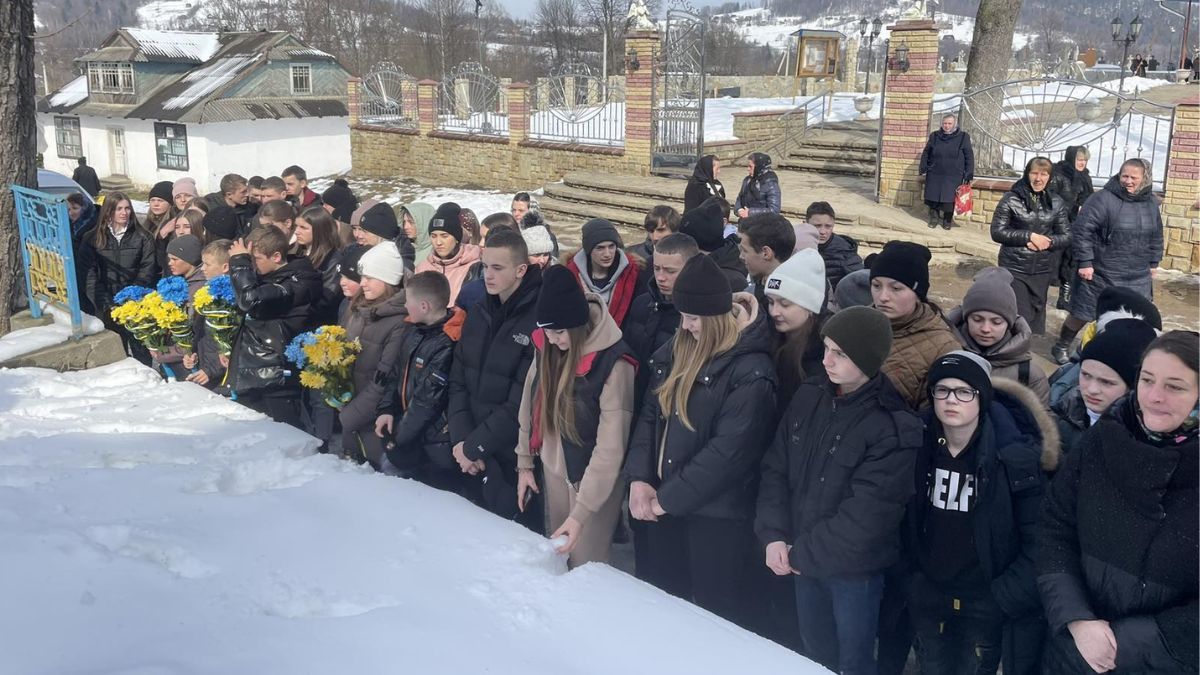Меморіальну дошку на честь Героя Богдана Книшука відкрили у Космачі 3