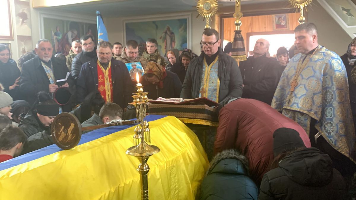 Надвірна провела в останню дорогу Героя Василя Зіника 6