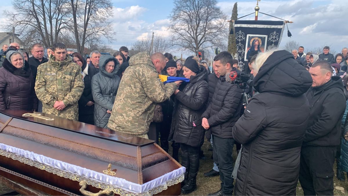 Надвірна провела в останню дорогу Героя Василя Зіника 7