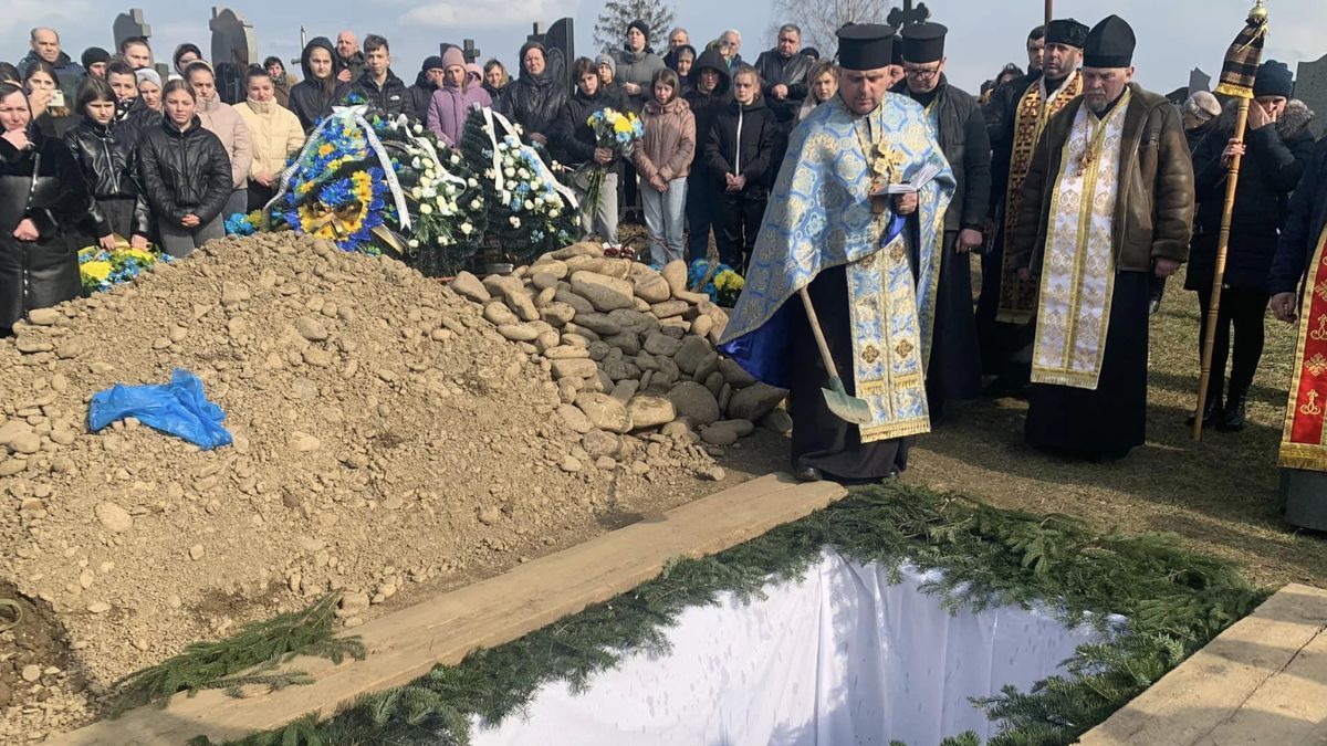 Надвірна провела в останню дорогу Героя Василя Зіника 8