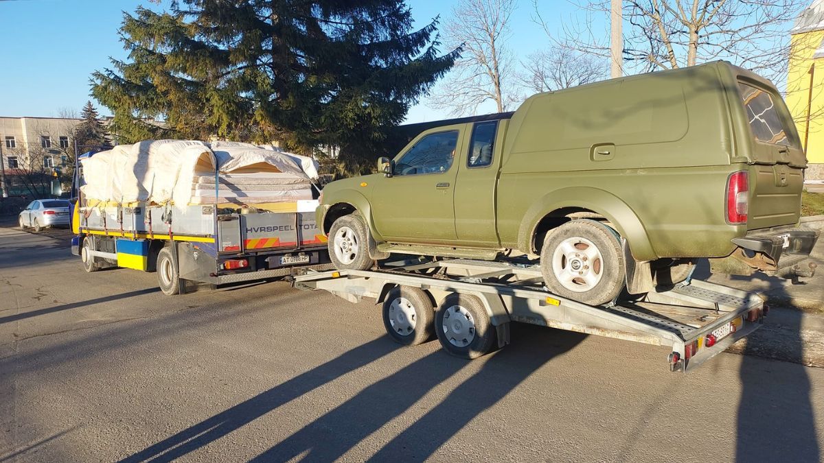 Отинійщина передала автомобілі та гуманітарну допомогу військовим на фронт