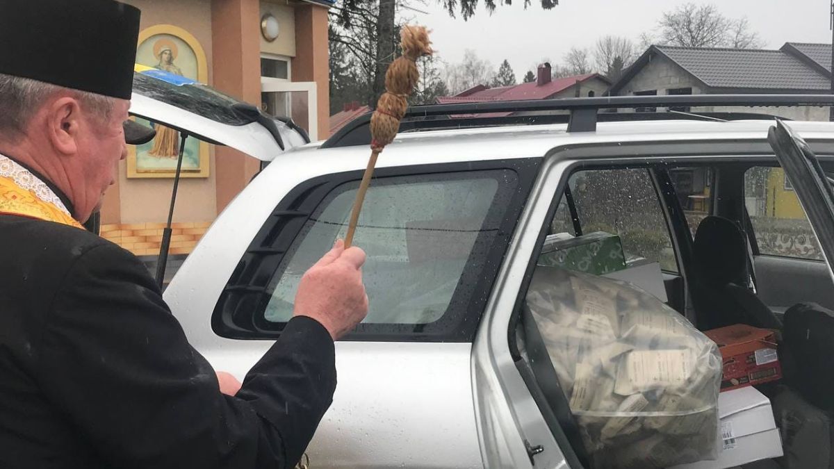 У Городенці освятили авто, яке невдовзі вирушить на фронт 3