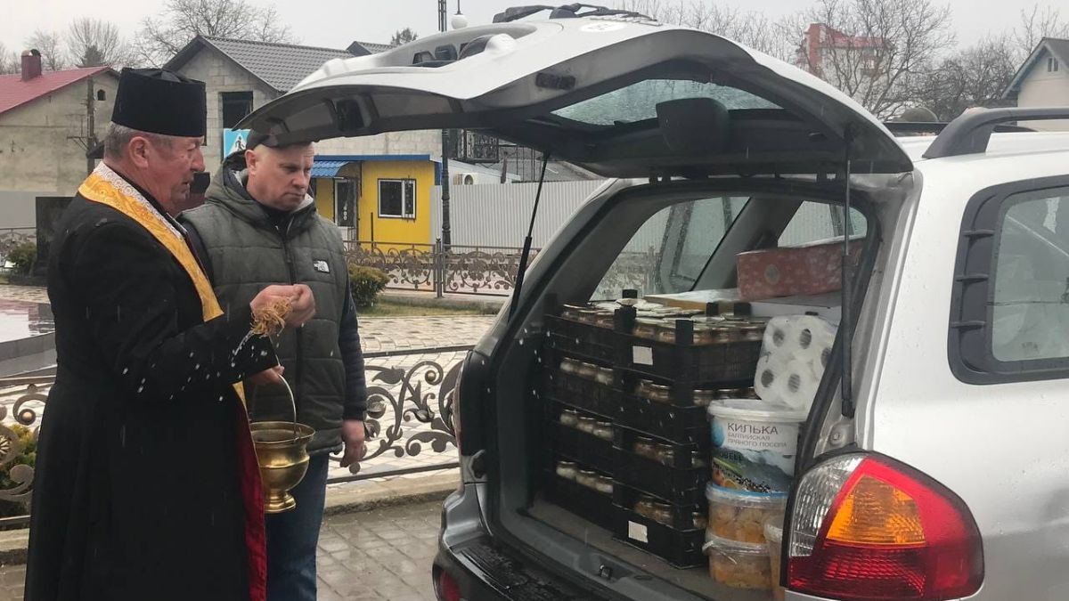 У Городенці освятили авто, яке невдовзі вирушить на фронт 4