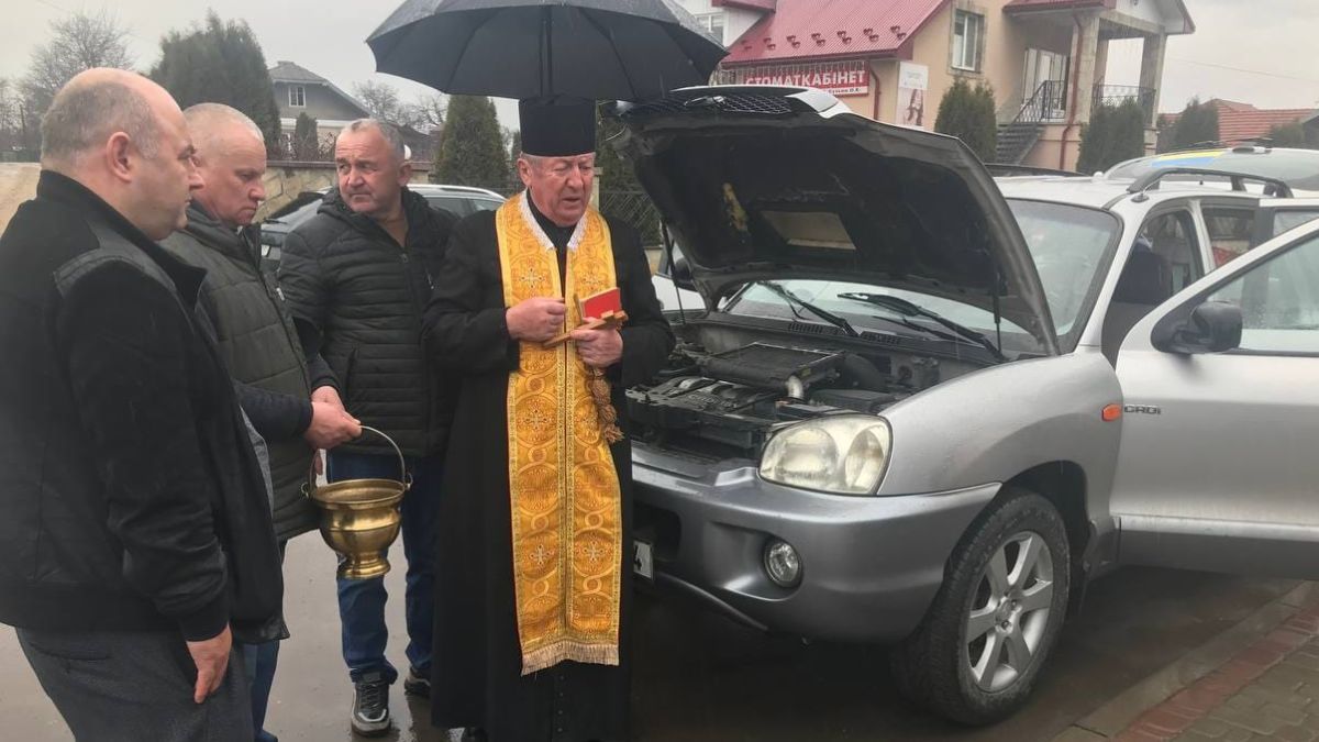 У Городенці освятили авто, яке невдовзі вирушить на фронт 5
