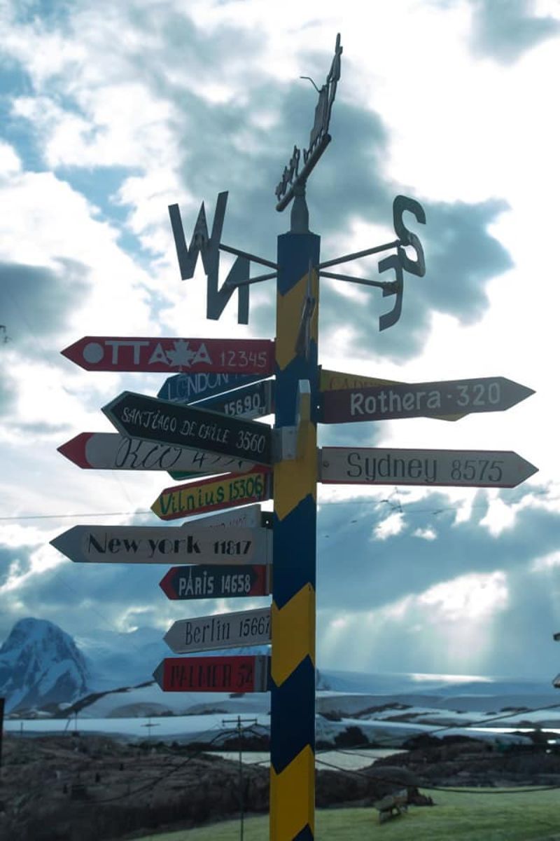 На станції "Академік Вернадський" тепер є дороговказ до Коломиї та Івано-Франківська 2