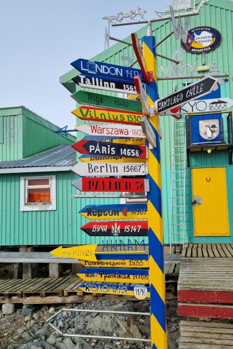 На станції "Академік Вернадський" тепер є дороговказ до Коломиї та Івано-Франківська 1