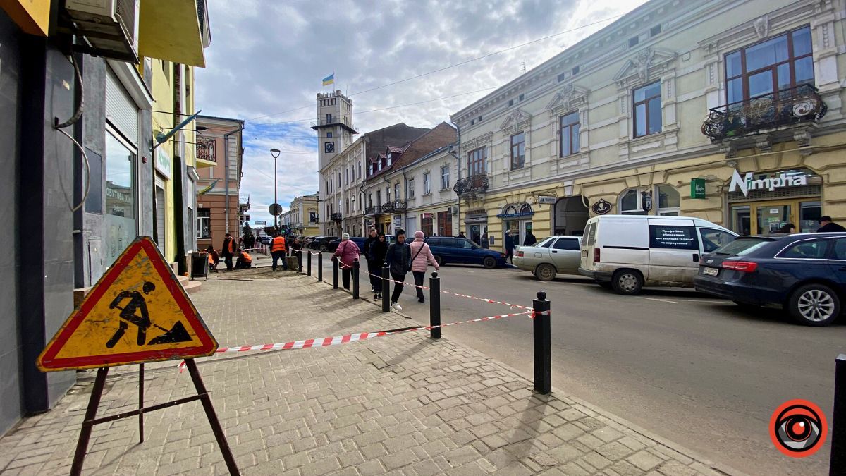 На тротуарі по проспекті Грушевського комунальники перекладають плитку 3