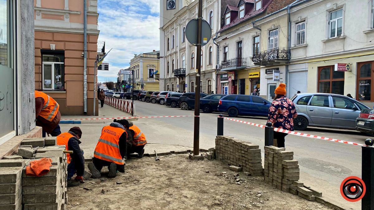 На тротуарі по проспекті Грушевського комунальники перекладають плитку 1