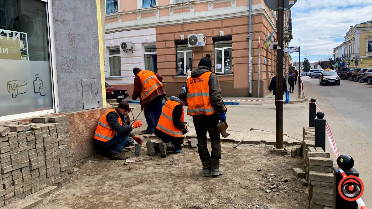 На тротуарі по проспекті Грушевського комунальники перекладають плитку